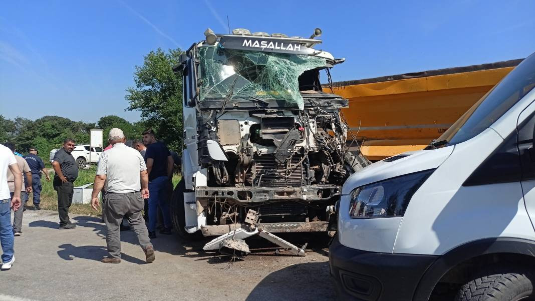 Tır ile servis midibüsü kafa kafaya çarpıştı: 1'i ağır 26 yaralı - Resim: 20